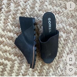 Sorel size 7.5 clogs- only worn one time. Great for fall